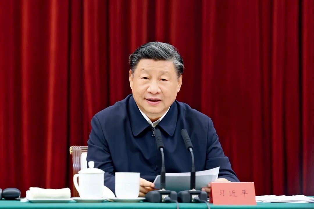 2023年10月12日，中共中央總書記、國家主席、中央軍委主席習(xí)近平在江西省南昌市主持召開進(jìn)一步推動(dòng)長江經(jīng)濟(jì)帶高質(zhì)量發(fā)展座談會(huì)并發(fā)表重要講話。習(xí)近平強(qiáng)調(diào)，完善跨區(qū)域、跨部門、跨層級(jí)的數(shù)據(jù)信息共享和流程互聯(lián)互通，深化政務(wù)服務(wù)合作，優(yōu)化營商環(huán)境。圖/新華社記者 鞠鵬 攝