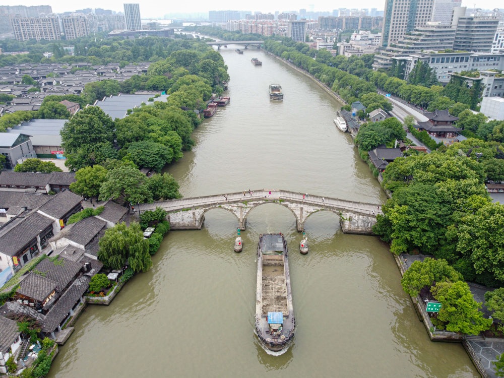2022年5月27日，貨船通過京杭大運河杭州段拱宸橋。（新華社記者江漢 攝）