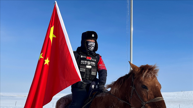 呼倫貝爾陳巴爾虎旗公安局副局長(zhǎng)石永志。人民網(wǎng)記者 張敏穎攝