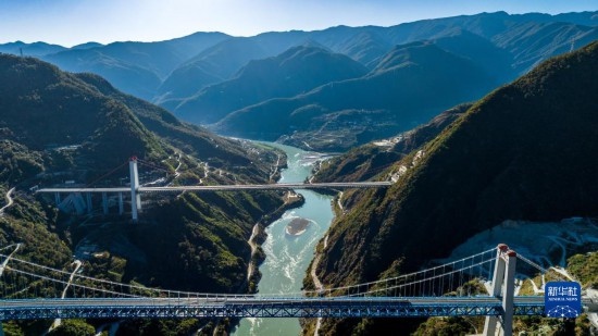 11月25日拍攝的麗香鐵路金沙江特大橋（前），遠(yuǎn)處是麗香高速特大橋（無人機(jī)照片）。
