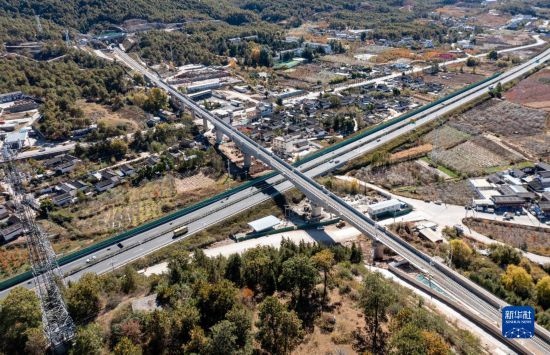 11月25日在麗江市境內(nèi)拍攝的即將開通的麗香鐵路（無人機(jī)照片）。