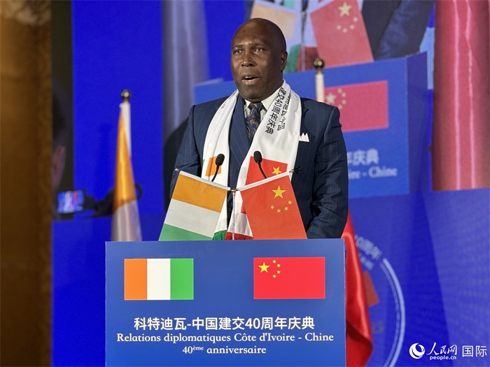 科特迪瓦駐華大使多索·阿達(dá)馬在招待會上致辭。人民網(wǎng) 謝瑩攝