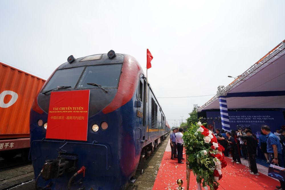 這是2023年8月2日在越南河內(nèi)安員車站拍攝的首列“燕趙號”中越班列。新華社記者 胡佳麗 攝