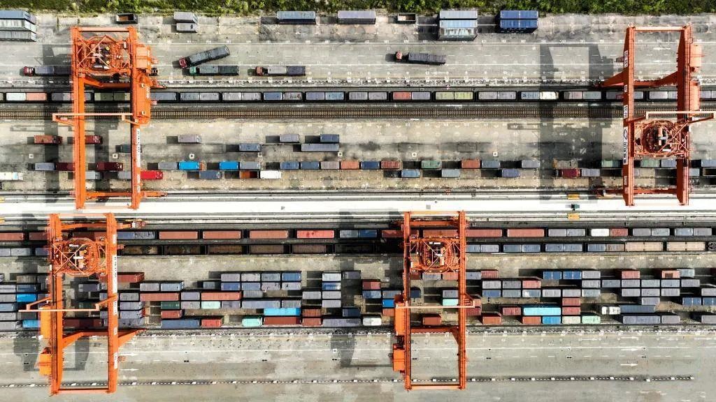 △2023年11月12日，火車在廣西欽州港碼頭裝運(yùn)集裝箱。