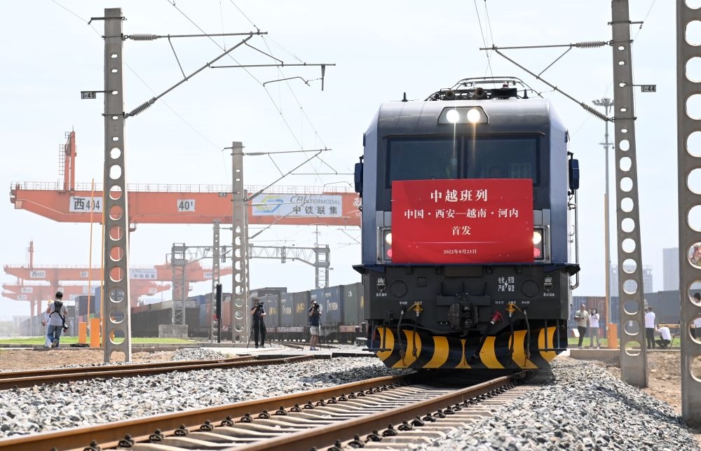 2022年8月23日，陜西首趟中越國際貨運班列由西安國際港站駛出開往越南河內(nèi)。新華社記者 李一博 攝