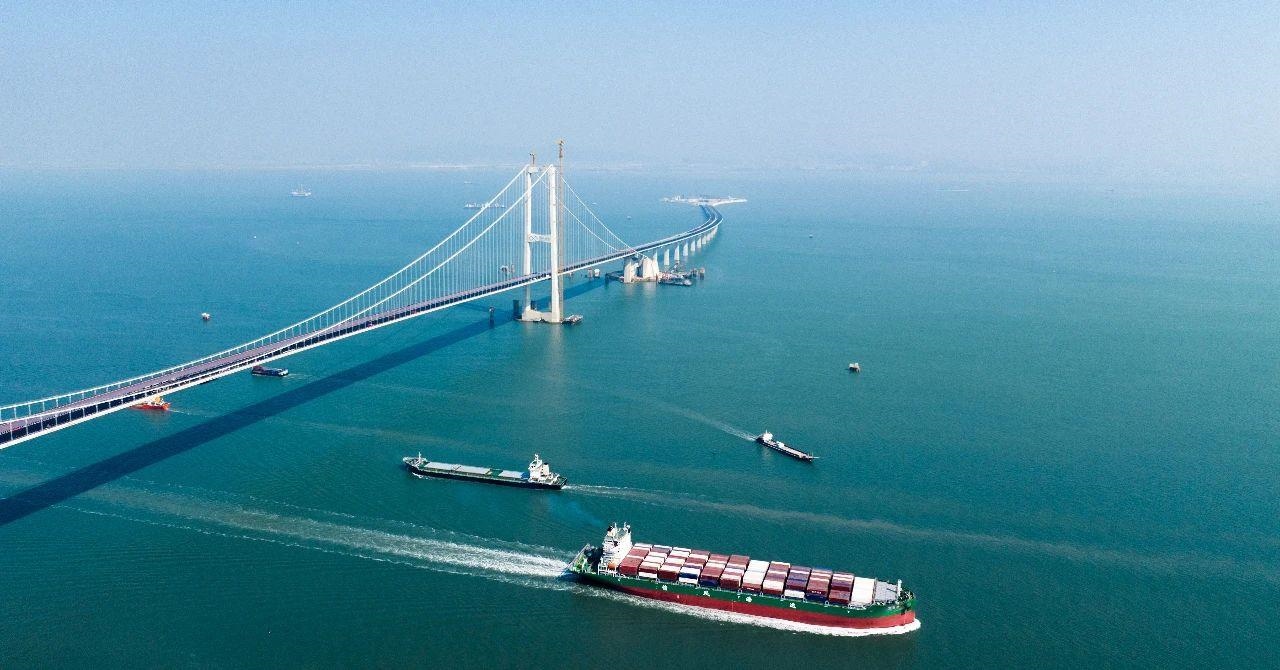 △2023年11月28日，國(guó)家重大工程深中通道海底沉管隧道貫通。