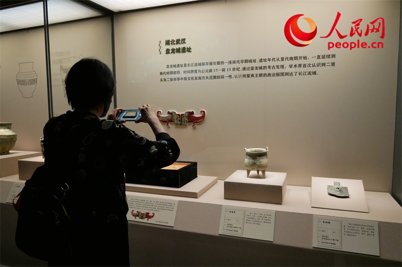 今年9月，觀眾正在參觀“鑒往知遠——新時代考古成果展”。人民網(wǎng)記者 韋衍行攝