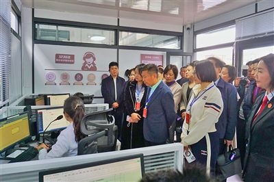  在昆明中院訴前調(diào)解工作室內(nèi)，代表們觀摩法官線上調(diào)解。