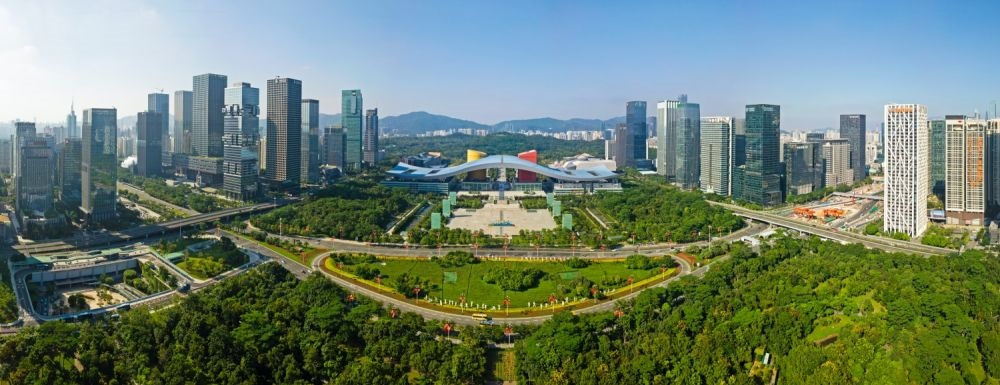 這是在廣東省深圳市拍攝的深圳市民中心和蓮花山公園一線（2020年10月2日攝，無人機照片）。新華社記者 梁旭 攝