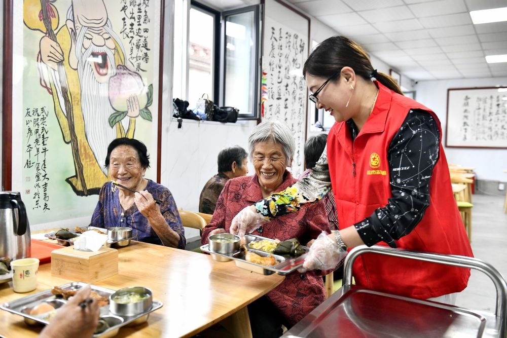 在山東省乳山市城區(qū)街道騰甲莊村幸福食堂，志愿者為老人們配送午餐（2023年6月24日攝）。新華社記者 郭緒雷 攝