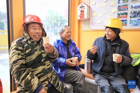 12月16日，幾名戶外勞動(dòng)者在位于浙江舟山市的一家“勞動(dòng)者驛站”里喝姜茶驅(qū)寒。