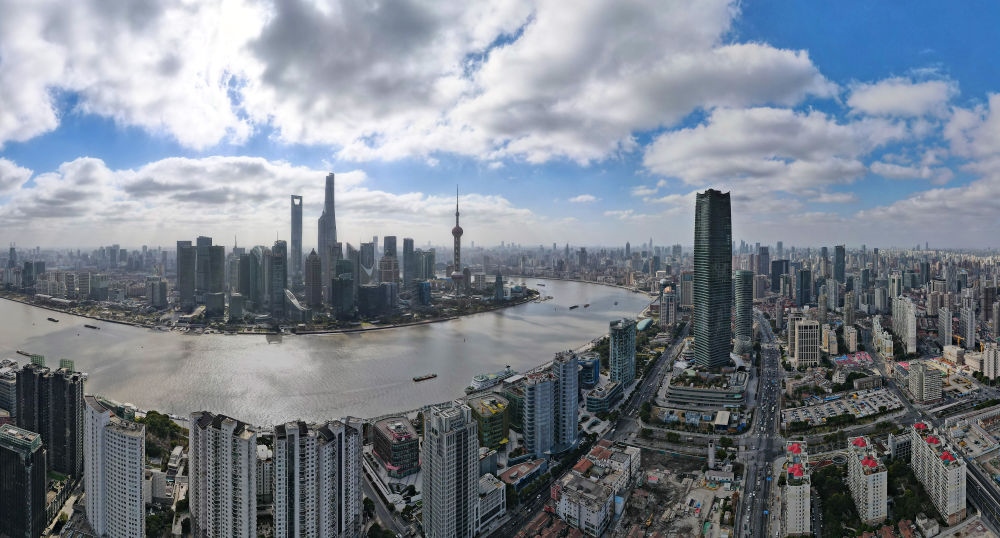 從上海虹口區(qū)北外灘空中俯瞰中國（上海）自由貿(mào)易試驗區(qū)陸家嘴片區(qū)（2023年1月10日攝，無人機全景照片）。新華社記者 方喆 攝
