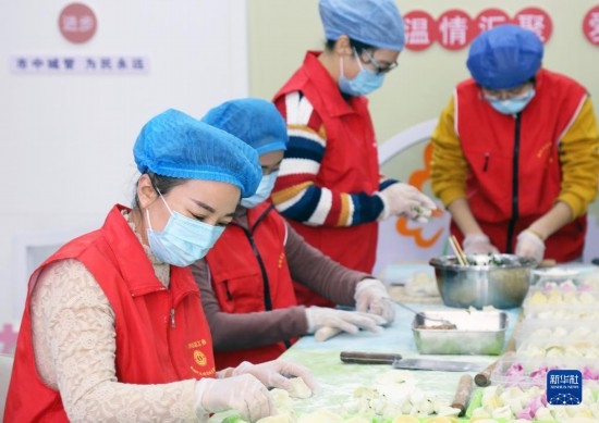 12月16日，在山東省棗莊市市中區(qū)城管藍(lán)職工志愿服務(wù)驛站，愛(ài)心志愿者為戶外勞動(dòng)者包水餃。