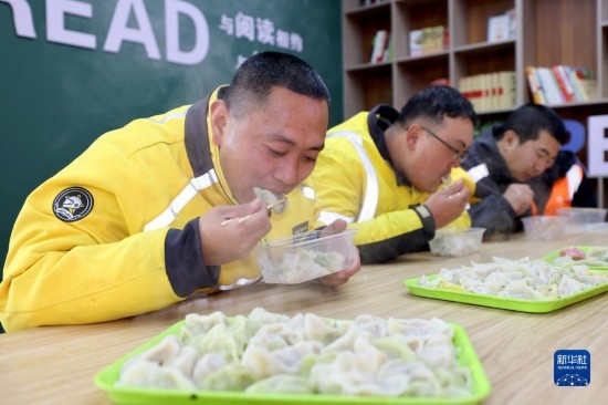 12月16日，在山東省棗莊市市中區(qū)城管藍(lán)職工志愿服務(wù)驛站，戶外勞動(dòng)者吃上熱氣騰騰的水餃。