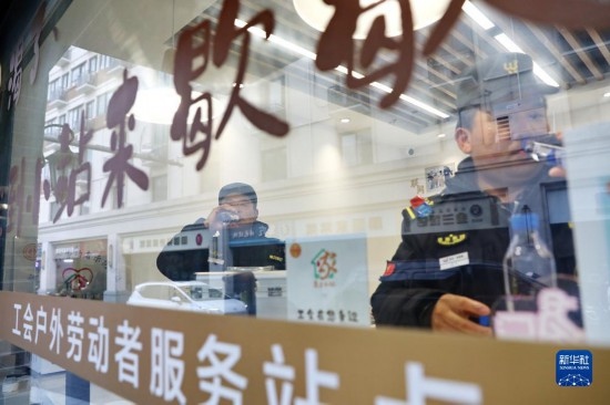 12月16日，戶外工作者在浙江省嘉興市南湖區(qū)丁家橋社區(qū)個(gè)性化“惠工小站”休息。