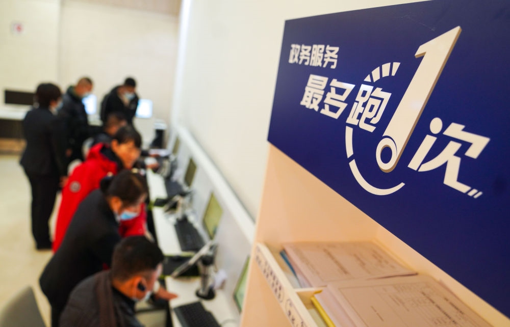 在吉林省長春市二道區(qū)政務(wù)服務(wù)中心輔助填報區(qū)，市民在工作人員的輔助下進行事項填報（2020年11月23日攝）。新華社記者 許暢 攝