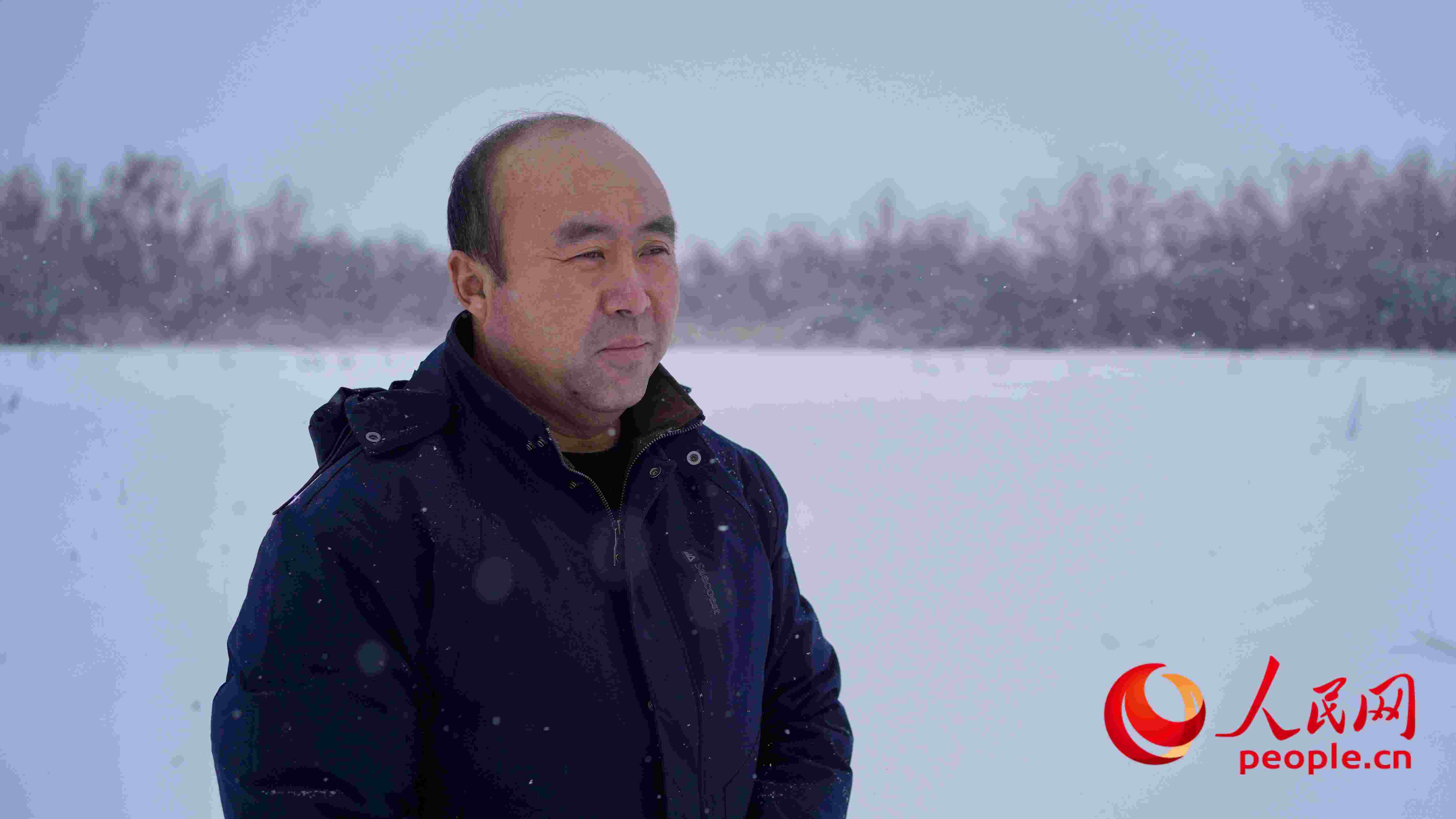 馬曉華回憶當(dāng)年和父親一起種樹的情形，滿是懷念。人民網(wǎng) 周靜圓攝