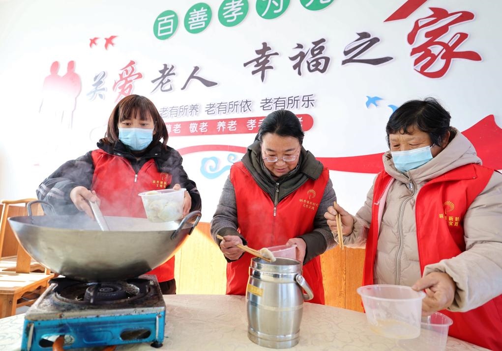 12月17日，在山東省臨沂市沂南縣銅井鎮(zhèn)杜山社區(qū)孝善食堂，志愿者們?cè)跒樯鐓^(qū)內(nèi)獨(dú)居和行動(dòng)不便的老人煮水餃。 新華社發(fā)（王彥冰 攝）