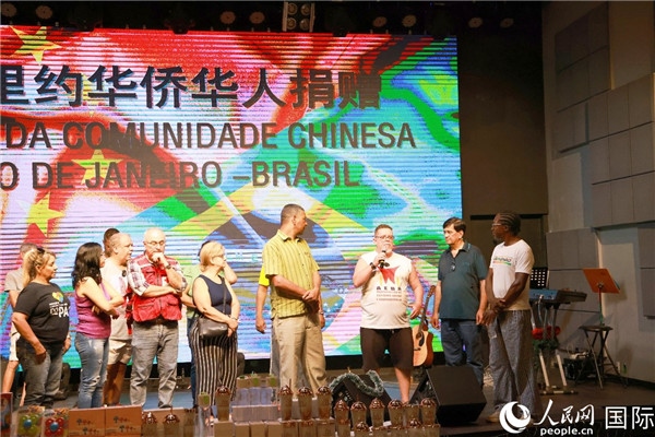 兒童殘障教育中心負(fù)責(zé)人胡里奧向捐贈方表示感謝。人民網(wǎng)記者 陳海琪攝