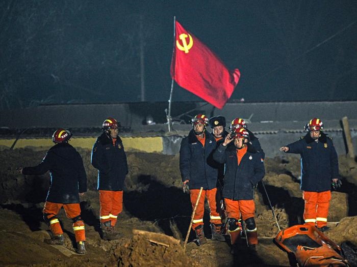 2023年12月21日，救援隊(duì)員在青海省海東市民和回族土族自治縣中川鄉(xiāng)金田村現(xiàn)場救援。新華社記者 張龍 攝