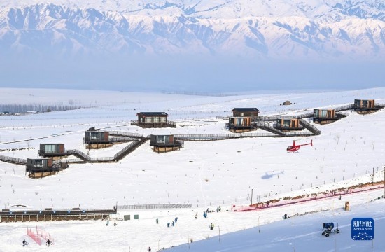 那拉提國際滑雪場旁新近落成的雪景星空民宿（12月21日攝）。