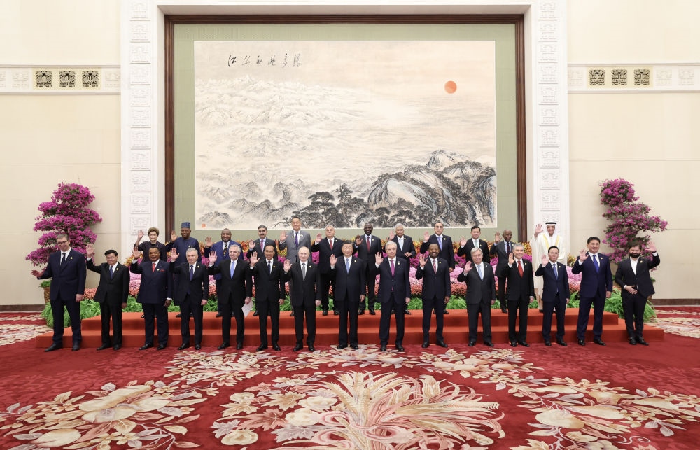 10月18日上午，國家主席習(xí)近平在北京人民大會(huì)堂出席第三屆“一帶一路”國際合作高峰論壇開幕式并發(fā)表題為《建設(shè)開放包容、互聯(lián)互通、共同發(fā)展的世界》的主旨演講。這是會(huì)前，習(xí)近平同出席高峰論壇的外國國家元首、政府首腦和國際組織負(fù)責(zé)人等國際貴賓集體合影。新華社記者 黃敬文 攝