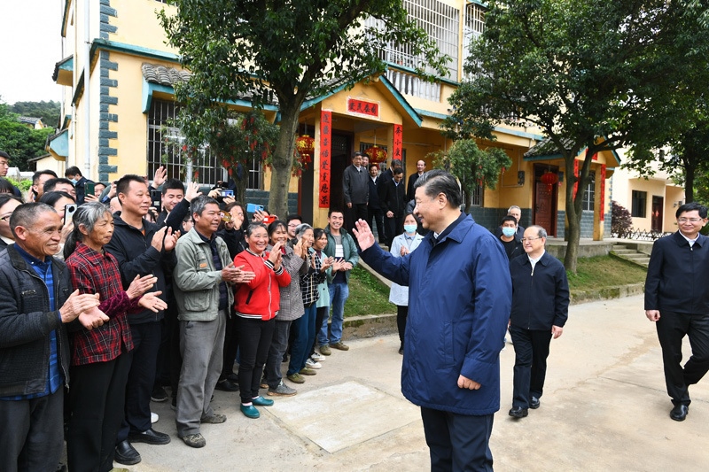 2021年4月25日，習(xí)近平總書(shū)記在廣西桂林市全州縣才灣鎮(zhèn)毛竹山村考察時(shí)，同鄉(xiāng)親們親切交流。新華社記者 謝環(huán)馳 攝
