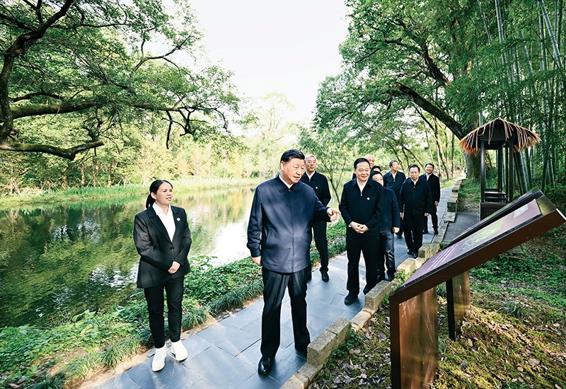 2023年10月10日至13日，中共中央總書記、國家主席、中央軍委主席習近平在江西考察。這是11日下午，習近平在上饒市婺源縣秋口鎮(zhèn)王村石門自然村考察時，了解饒河源國家濕地公園和極度瀕危鳥類藍冠噪鹛保護等情況。 新華社記者 謝環(huán)馳/攝