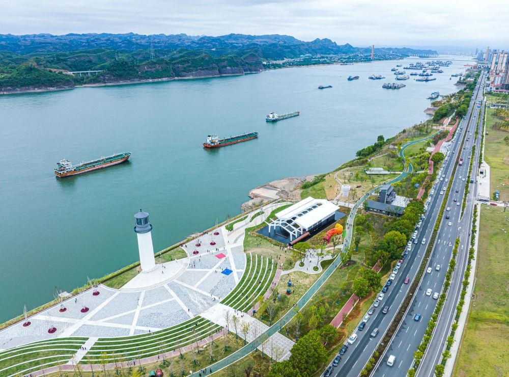 △湖北宜昌市濱江公園燈塔廣場。該廣場是在實(shí)施岸線復(fù)綠等綜合措施后，由老舊碼頭改造而成。