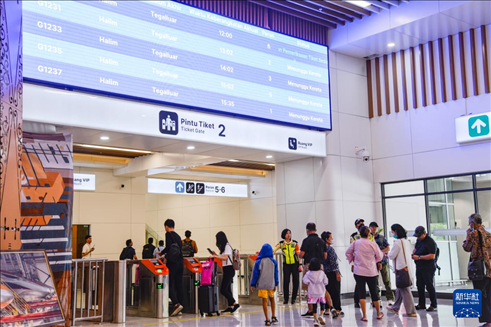 1月24日，在印度尼西亞雅加達哈利姆站候車大廳，乘客刷票前往站臺。新華社記者 徐欽 攝