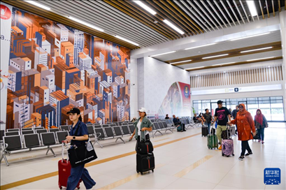 1月24日，在印度尼西亞雅加達哈利姆站，乘客在候車大廳內(nèi)行走。新華社記者 徐欽 攝