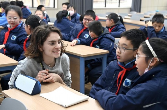  2023年12月18日，在西安新城區(qū)后宰門小學進行的中法校園文化周法語語言沙龍上，西安法語聯(lián)盟的老師與學生進行互動。新華社記者 劉瀟 攝