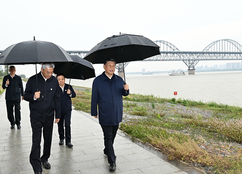 2023年10月10日，習近平總書記在江西省九江市長江國家文化公園九江城區(qū)段考察時，冒雨沿江堤步行察看沿岸風貌。
