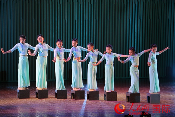 古典舞《碇步橋》。人民網(wǎng) 許可攝