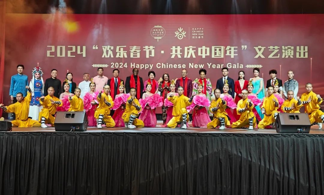 全體嘉賓和演員合影。中國駐南非大使館供圖
