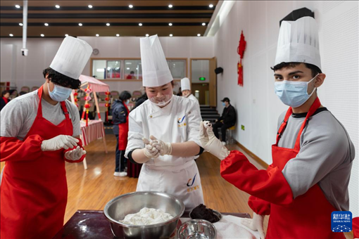 1月28日，在復(fù)旦大學(xué)第二附屬學(xué)校，美國馬斯卡廷中學(xué)學(xué)生展示自己制作的湯圓。 新華社記者 王翔 攝
