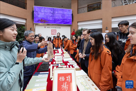 1月29日，在復(fù)旦大學(xué)，美國馬斯卡廷中學(xué)學(xué)生了解中國古籍裝幀與修復(fù)技術(shù)。 新華社記者 王翔 攝