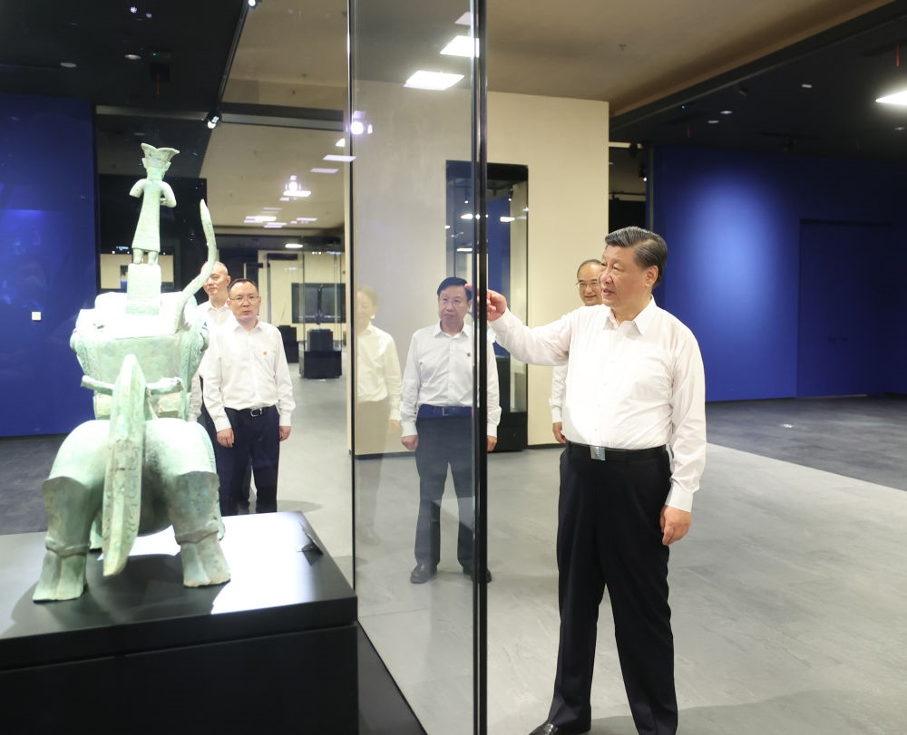 2023年7月26日下午，習近平在位于四川省德陽市廣漢市的三星堆博物館新館參觀。新華社記者 鞠鵬 攝
