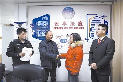  圖②：雙方當(dāng)事人達(dá)成調(diào)解協(xié)議，握手言和。