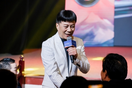 “何以中國(guó)·向海泉州”網(wǎng)絡(luò)主題活動(dòng)現(xiàn)場(chǎng)，陳百潭演出時(shí)與觀眾互動(dòng)。泉州廣播電視臺(tái)供圖