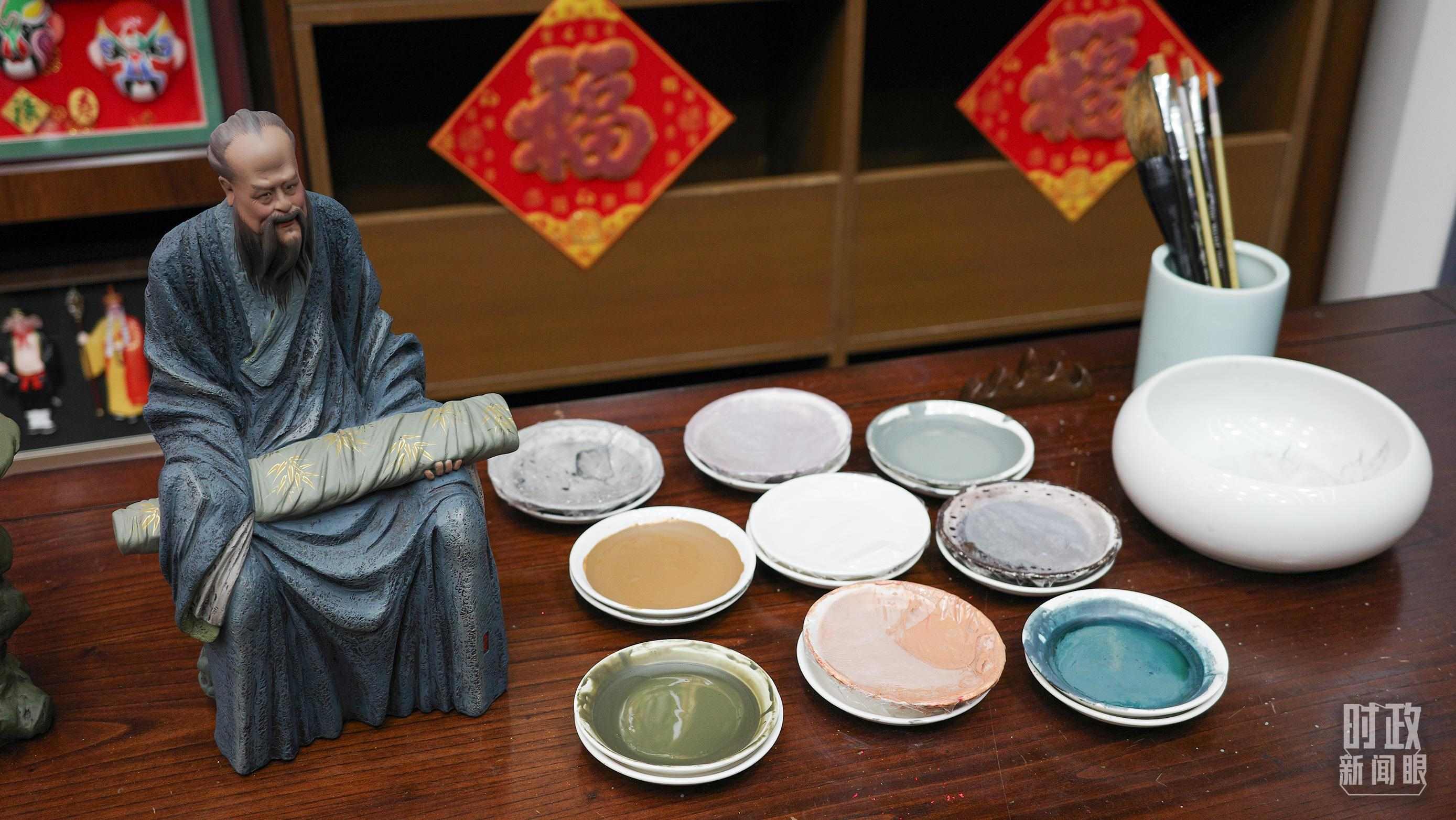 △天津古文化街，泥人張店鋪的上色顏料展示。（總臺央視記者覃思拍攝）