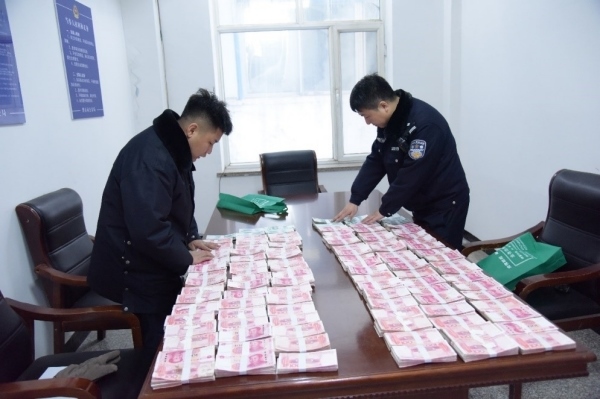 民警清點(diǎn)涉案資金。磐石市公安局供圖