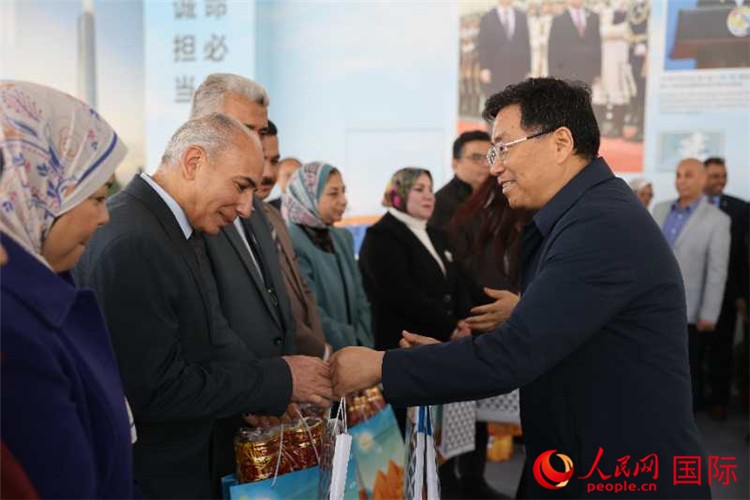 中建埃及分公司董事長常偉才為埃及師生發(fā)放新年禮包。人民網(wǎng)記者 黃培昭攝