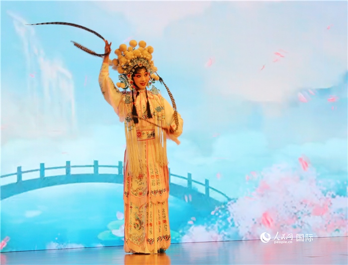 四川省成都市川劇研究院帶來(lái)了精彩的川劇演出。人民網(wǎng)記者 李志偉攝
