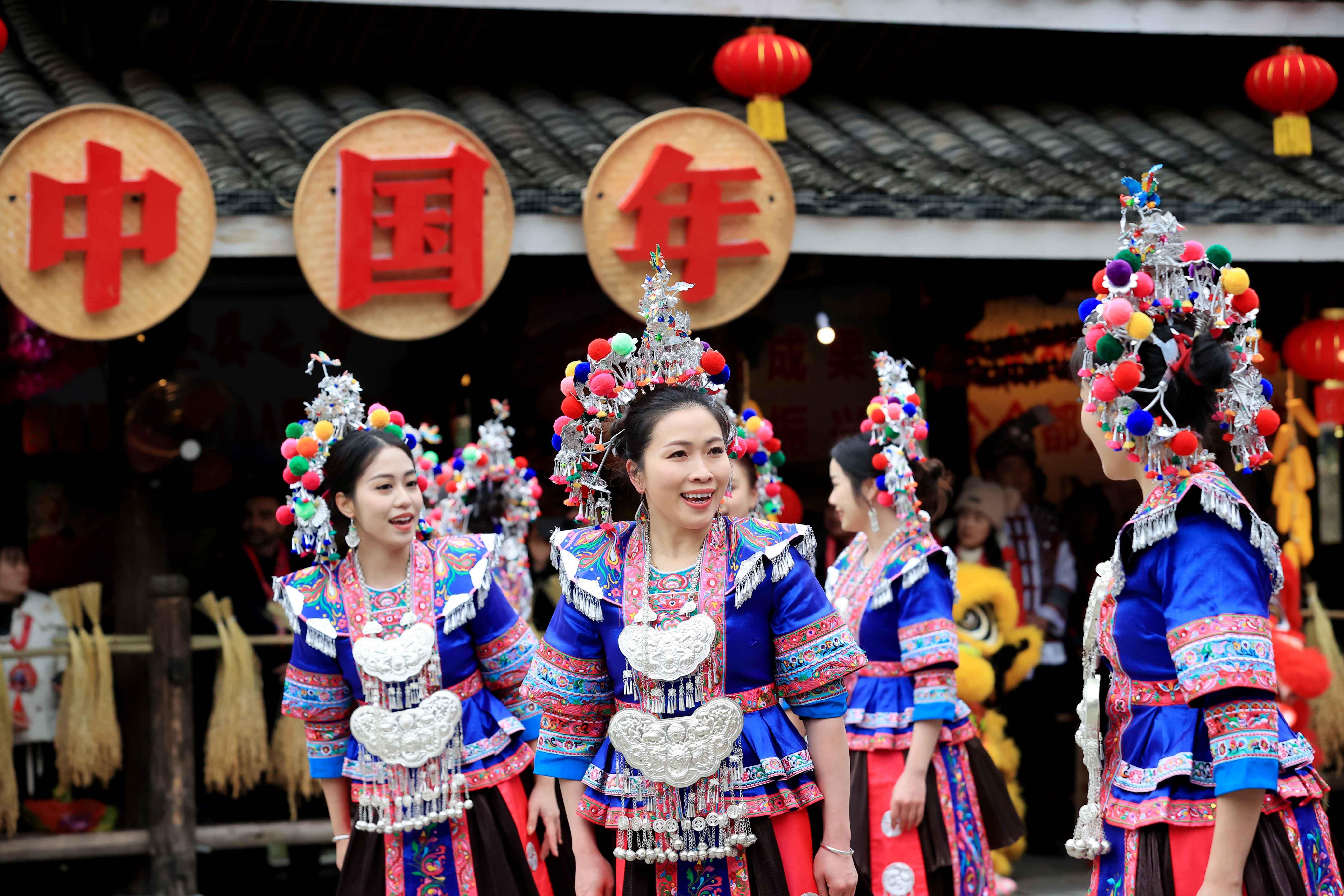 △2024年2月3日，在廣西柳州三江侗族自治縣林溪鎮(zhèn)程陽八寨景區(qū)，“村晚”紅紅火火進(jìn)行。