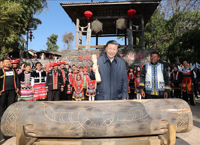 2020年1月19日下午，習(xí)近平總書(shū)記在騰沖市清水鄉(xiāng)三家村中寨司莫拉佤族村廣場(chǎng)上，敲響三聲佤族木鼓，祝福來(lái)年風(fēng)調(diào)雨順、國(guó)泰民安。新華社記者 鞠鵬 攝