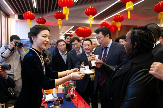 2月2日，人們在位于意大利羅馬的聯(lián)合國糧農(nóng)組織總部體驗中國茶藝。新華社記者李京攝