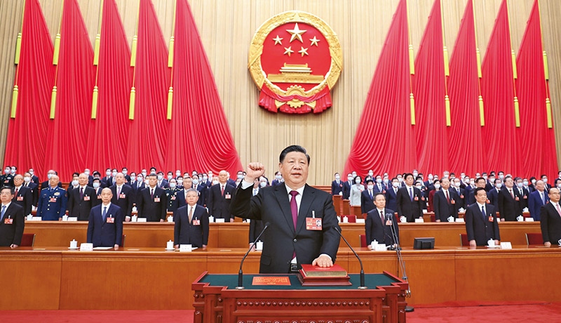 2023年3月10日，十四屆全國人大一次會議在北京人民大會堂舉行第三次全體會議。習(xí)近平全票當(dāng)選中華人民共和國主席、中華人民共和國中央軍事委員會主席。這是習(xí)近平進(jìn)行憲法宣誓。 新華社記者 鞠鵬/攝
