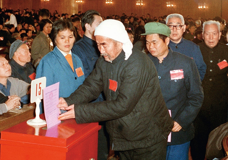 我國現(xiàn)行憲法于1982年12月4日由第五屆全國人大第五次會(huì)議通過并公布施行。根據(jù)改革開放和社會(huì)主義現(xiàn)代化建設(shè)的實(shí)踐和發(fā)展，全國人大于1988年、1993年、1999年、2004年、2018年先后5次作出必要的、也是十分重要的修正。圖為出席第五屆全國人民代表大會(huì)第五次會(huì)議的代表投票表決《中華人民共和國憲法》（資料照片）。 新華社發(fā)