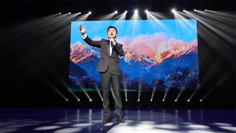 中國鐵路文工團獨唱演員、第十二屆中國音樂金鐘獎聲樂（民族）唱法金獎獲得者馬小明演唱歌曲《天路》。張凱攝